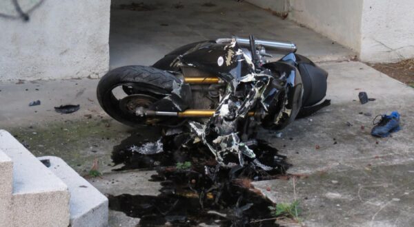 24.11.2013., Omis - Dvije osobe tesko su ozlijedjene nakon sto su na magistrali u Ducama motociklom Kawasaki udarili u zastitnu ogradu i zavrsili u dvoristu pored ceste. Nezgoda se dogodila oko 14 i 30. Policijski ocevid je u tijeku."nPhoto: Ivo Cagalj/PIXSELL"n