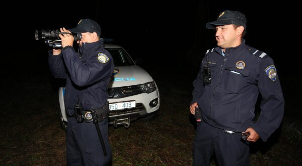 05.09.2018 Cetingrad - Predsjednica RH Kolinda Grabar Kitarovic posjetila je policijsku postaju u Cetingradu nakon cega je obisla granicni prijelaza Maljevac.rPhoto: Kristina Stedul Fabac/PIXSELL