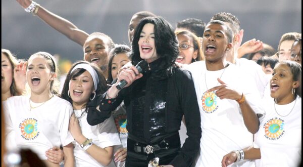 MICHAEL JACKSON - CEREMONIE DES WORLD MUSIC AWARDS 2006 AU "LONDON'S EARLS COURT" DE LONDRES
The 2006 World Music Awards took place at London's Earls Court on Weds 15th November. The awards, hosted by Lindsay Lohan, was attended by an impressived number of celebrities and performances included Michael Jackson and Beyonce.  | 00115214,Image: 19548598, License: Rights-managed, Restrictions: , Model Release: no, Credit line: VENTURELLI / ANGELI / Bestimage / Profimedia