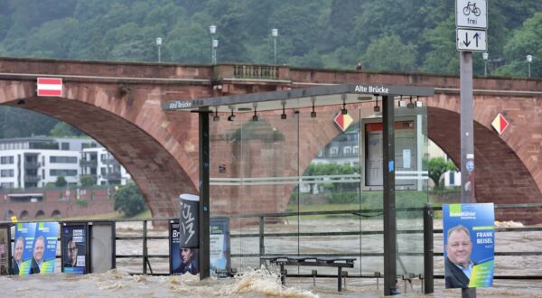 2.6.2024 Flut in Heidelberg Hochwasser in Baden Württemberg. Hier in Heidelberg tritt bei einem Pegelstand von ca 3,6m der Neckar im Bereich der alten Brücke über die Ufer und überspült die Strasse. Erwartet werden im Laufe des Sonntags etwa 4,6m. Das Bild zeigt den Stand bei ca 4,4m Heidelberg Alstadt Baden Württemberg Deutschland *** 2 6 2024 Flood in Heidelberg Flood in Baden Württemberg Here in Heidelberg, at a water level of approx. 3.6m, the Neckar overflows its banks in the area of the old bridge and floods the road The picture shows the level at approx. 4.4m Heidelberg Alstadt Baden Württemberg Germany,Image: 878276883, License: Rights-managed, Restrictions: imago is entitled to issue a simple usage license at the time of provision. Personality and trademark rights as well as copyright laws regarding art-works shown must be observed. Commercial use at your own risk., Credit images as "Profimedia/ IMAGO", Model Release: no, Credit line: Daniel Kubirski / imago stock&people / Profimedia