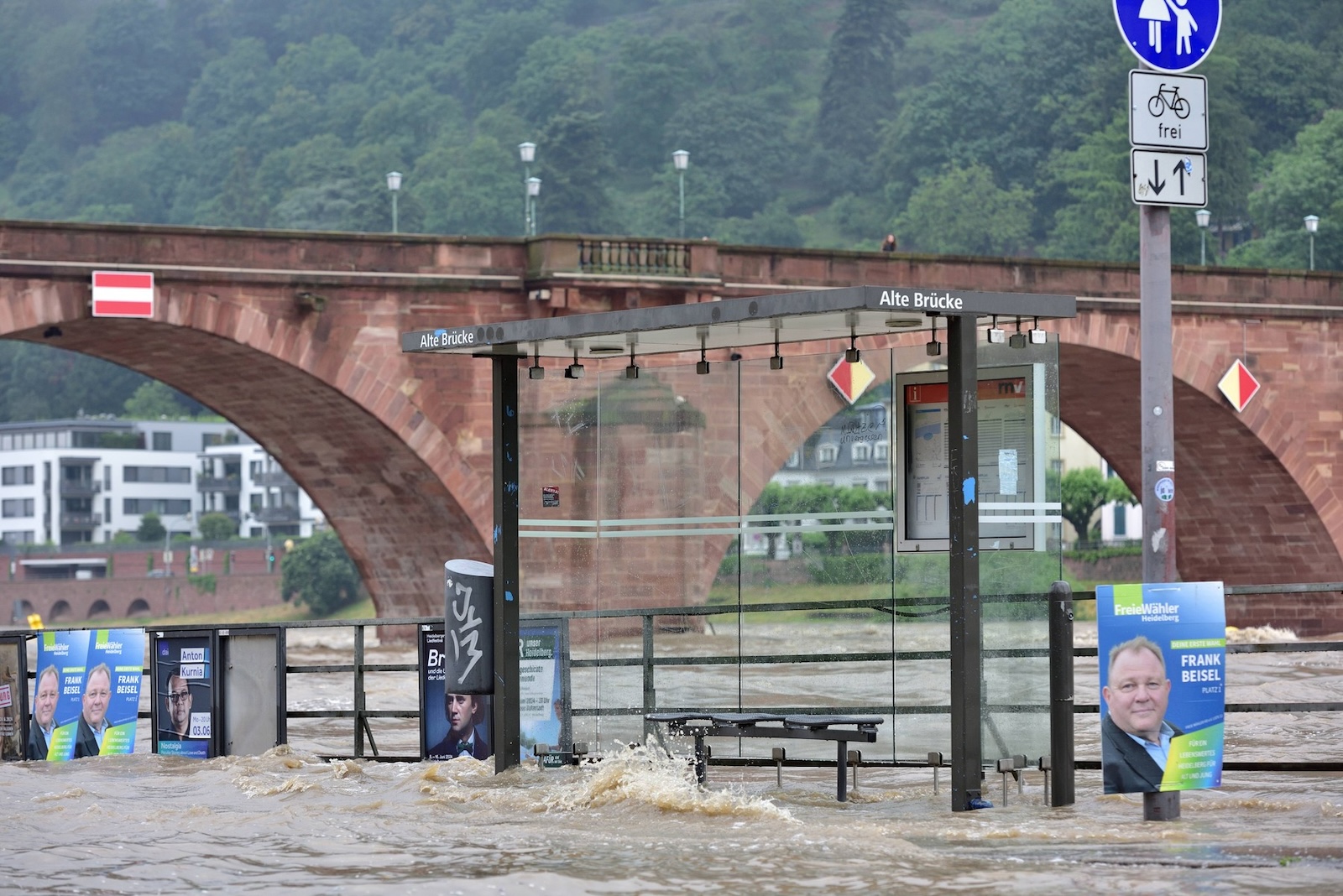 2.6.2024 Flut in Heidelberg Hochwasser in Baden Württemberg. Hier in Heidelberg tritt bei einem Pegelstand von ca 3,6m der Neckar im Bereich der alten Brücke über die Ufer und überspült die Strasse. Erwartet werden im Laufe des Sonntags etwa 4,6m. Das Bild zeigt den Stand bei ca 4,4m Heidelberg Alstadt Baden Württemberg Deutschland *** 2 6 2024 Flood in Heidelberg Flood in Baden Württemberg Here in Heidelberg, at a water level of approx. 3.6m, the Neckar overflows its banks in the area of the old bridge and floods the road The picture shows the level at approx. 4.4m Heidelberg Alstadt Baden Württemberg Germany,Image: 878276883, License: Rights-managed, Restrictions: imago is entitled to issue a simple usage license at the time of provision. Personality and trademark rights as well as copyright laws regarding art-works shown must be observed. Commercial use at your own risk., Credit images as "Profimedia/ IMAGO", Model Release: no, Credit line: Daniel Kubirski / imago stock&people / Profimedia