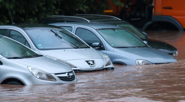 Unwetter, Autos stehen in überschwemmten Straßen in Haubersbronn. Nach starken Regenfällen gibt es Hochwasser mit Überschwemmungen. Schorndorf Baden-Württemberg Deutschland Haubersbronn *** Storm, cars standing in flooded streets in Haubersbronn After heavy rainfall there is high water with flooding Schorndorf Baden Württemberg Germany Haubersbronn Copyright: x xonw-imagesx/xChristianxWiedigerx,Image: 878520990, License: Rights-managed, Restrictions: imago is entitled to issue a simple usage license at the time of provision. Personality and trademark rights as well as copyright laws regarding art-works shown must be observed. Commercial use at your own risk., Credit images as "Profimedia/ IMAGO", Model Release: no, Credit line: Christian Wiediger / imago stock&people / Profimedia