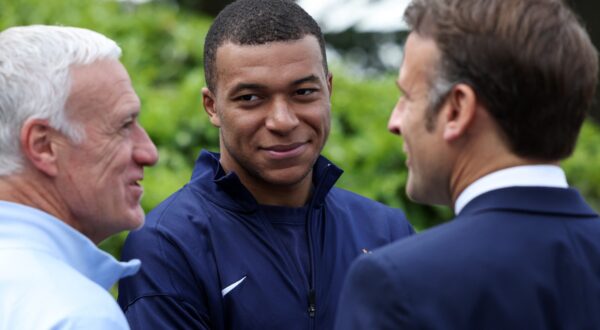 Kylian Mbappé et Didier Deschamps - Le président français, Emmanuel Macron se rend auprès de l’équipe de France masculine de football, au Centre National du Football de Clairefontaine, à Clairefontaine-en-Yvelines. Le 3 juin 2024. © Stéphane Lemouton / Bestimage French president at the National Football Center in Clairefontaine. On June 3rd 2024,Image: 878554682, License: Rights-managed, Restrictions: , Model Release: no, Credit line: Stephane Lemouton / Bestimage / Profimedia
