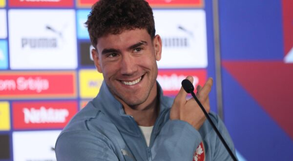SERBIA FOOTBALL TEAM DUSAN VLAHOVIC fudbaler reprezentacije Srbije pres konferencija pred utakmicu UEFA Evropskog prvenstva 2024 godine protiv Engleske u hotelu Maksimilijan, Augzburg 14.06.2024. godine Foto: FOOTBALL, SERBIA, UEFA European Championship, EM, Europameisterschaft EURO 2024 Augsburg Hotel Maximilian Germany Copyright: xMarkoxMetlas/xMNxPressx,Image: 881593107, License: Rights-managed, Restrictions: Credit images as "Profimedia/ IMAGO", Model Release: no, Credit line: Marko Metlas / imago sportfotodienst / Profimedia