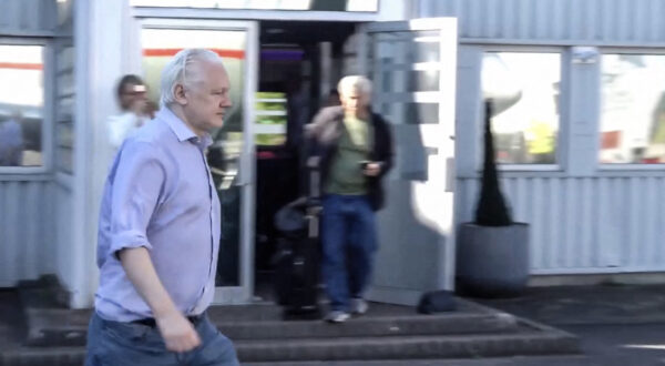 This screen shot courtesy of WikiLeaks X page shows Wikileaks founder Julian Assange walking to board a plane from London Stansted Airport on June 24, 2024. Julian Assange "is free" and has been released from a high-security London prison where he was held for five years, his Wikileaks organisation said June 24, after reaching a US plea deal.
The 52-year-old Australian was taken Monday, June 24, from Belmarsh prison to London's Stansted airport, a Wikileaks statement said, from where he boarded a flight to an unnamed destination.,Image: 884423365, License: Rights-managed, Restrictions: RESTRICTED TO EDITORIAL USE - MANDATORY CREDIT "AFP PHOTO / HANDOUT / WikiLeaks " - NO MARKETING - NO ADVERTISING CAMPAIGNS - DISTRIBUTED AS A SERVICE TO CLIENTS, ***
HANDOUT image or SOCIAL MEDIA IMAGE or FILMSTILL for EDITORIAL USE ONLY! * Please note: Fees charged by Profimedia are for the Profimedia's services only, and do not, nor are they intended to, convey to the user any ownership of Copyright or License in the material. Profimedia does not claim any ownership including but not limited to Copyright or License in the attached material. By publishing this material you (the user) expressly agree to indemnify and to hold Profimedia and its directors, shareholders and employees harmless from any loss, claims, damages, demands, expenses (including legal fees), or any causes of action or allegation against Profimedia arising out of or connected in any way with publication of the material. Profimedia does not claim any copyright or license in the attached materials. Any downloading fees charged by Profimedia are for Profimedia's services only. * Handling Fee Only 
***, Model Release: no, Credit line: AFP / AFP / Profimedia