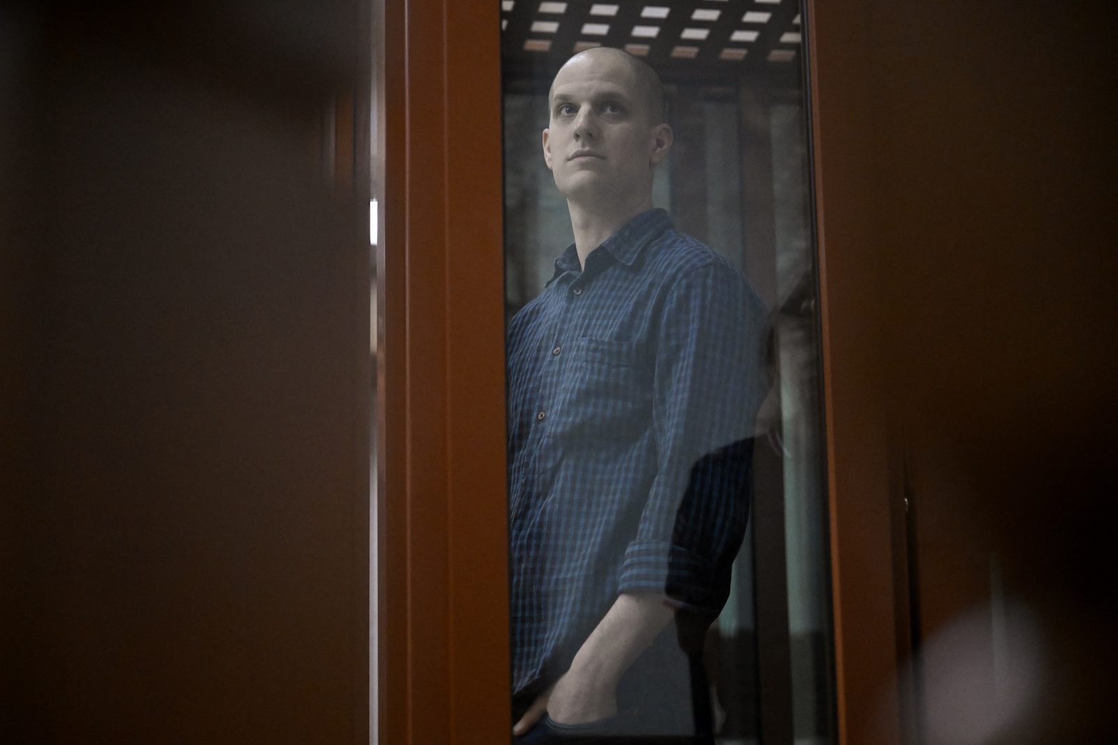 US journalist Evan Gershkovich, accused of espionage, looks out from inside a glass defendants' cage prior to a hearing in Yekaterinburg's Sverdlovsk Regional Court on June 26, 2024.,Image: 884799049, License: Rights-managed, Restrictions: , Model Release: no, Credit line: NATALIA KOLESNIKOVA / AFP / Profimedia