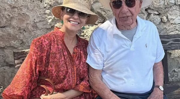Fiançailles - Rupert Murdoch, 92 ans, s'est fiancé avec la biologiste Elena Zhukova - Rupert Murdoch et sa nouvelle compagne Elena Zhukova ( scientifique à la retraite et mère de Dasha Zhukova) © Instagram via Bestimage Rupert Murdoch and his new girlfriend Elena Zhukova (retired scientist and mother of Dasha Zhukova),Image: 797607257, License: Rights-managed, Restrictions: , Model Release: no, Credit line: © Capture Instagram via Bestimage / Bestimage / Profimedia