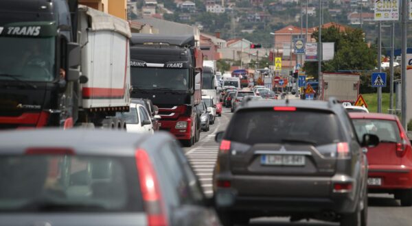 26.08.2019., Split- Prometne nezgode i radovi na prometnicama uzrokuju naizmjenicne guzve na splitskim prometnicama. Kolona na cesti kod Solina prema Mravincima zbog radova.Photo: Ivo Cagalj/PIXSELL