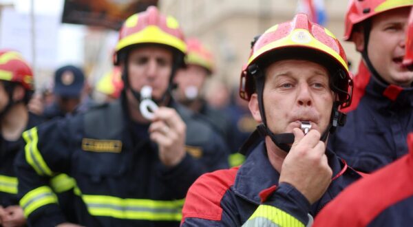 03.05.2024., Zagreb - Koordinacija sindikata i udruga profesionalnih vatrogasaca organizirala je prosvjed vatrogasaca na Trgu sv. Marka.  Photo: Sanjin Strukic/PIXSELL
