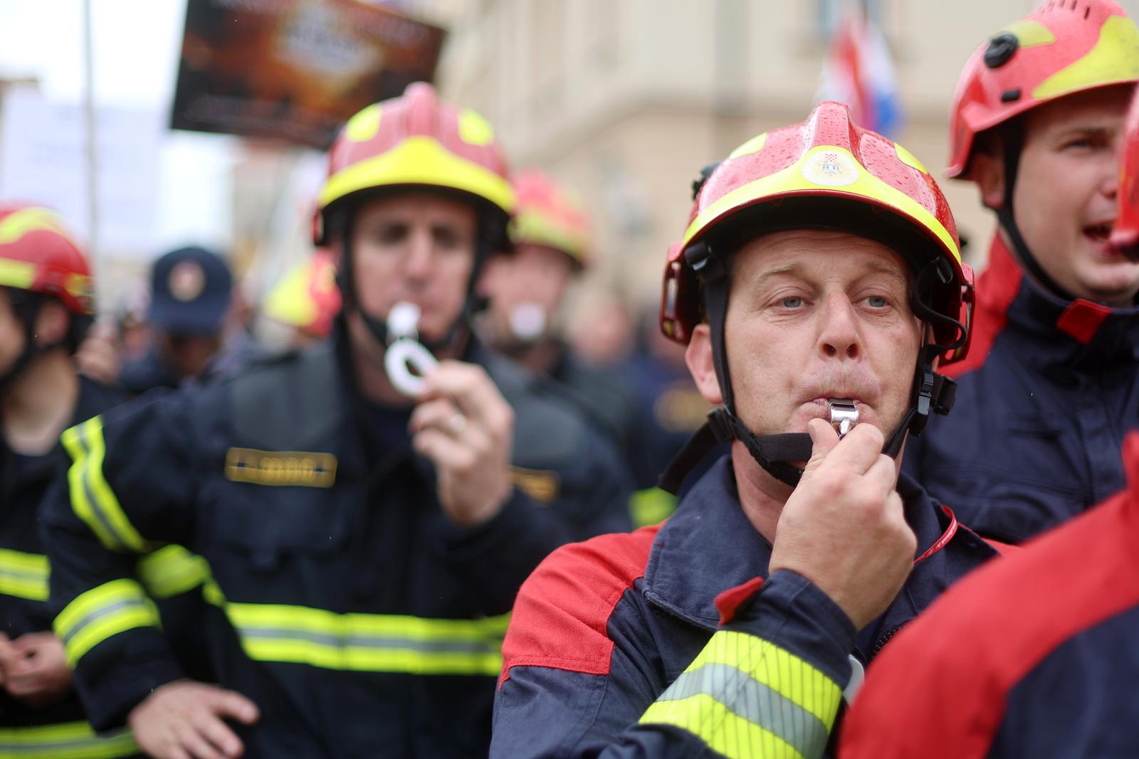 03.05.2024., Zagreb - Koordinacija sindikata i udruga profesionalnih vatrogasaca organizirala je prosvjed vatrogasaca na Trgu sv. Marka.  Photo: Sanjin Strukic/PIXSELL