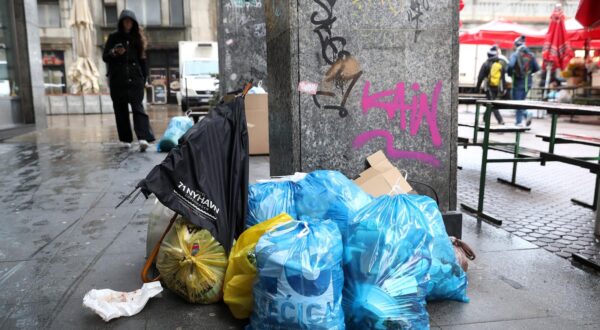 24.01.2023., Zagreb - Koliko ima istine u izjavi Davora Vica, sefa podruznice Cistoca ZG Holdinga, da je strajk radnika prekinut pokazuju jutrosnje slike iz centra Zagreb gdje se kao i jucer i danas moze vidjeti neodvezeno smece. Radnici Cistoce nastavljaju strajk dok se ne ispune njihovi zahtjevi vezani na otkaze trojici kolega i povecanje placa. Photo: Patrik Macek/PIXSELL