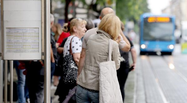 24.06.2024., Zagreb - Od danas do zavrsetka rekonstrukcije terminala Mihaljevac, ukinut je tramvajski promet od Gracanskog dolja do Draskoviceve ulice te ce tramvajske linije 8 i 14 prometovati izmijenjenim trasama, dok linija 15 i dalje nece biti u prometu. Umjesto tramvaja prometuje izvanredna autobusna linija 617. Uz ove izmjene, od danas je na snazi ljetni vozni red sa smanjenim brojem linija i polazaka. Photo: Patrik Macek/PIXSELL