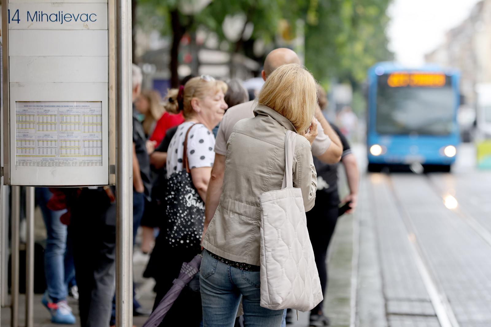 24.06.2024., Zagreb - Od danas do zavrsetka rekonstrukcije terminala Mihaljevac, ukinut je tramvajski promet od Gracanskog dolja do Draskoviceve ulice te ce tramvajske linije 8 i 14 prometovati izmijenjenim trasama, dok linija 15 i dalje nece biti u prometu. Umjesto tramvaja prometuje izvanredna autobusna linija 617. Uz ove izmjene, od danas je na snazi ljetni vozni red sa smanjenim brojem linija i polazaka. Photo: Patrik Macek/PIXSELL