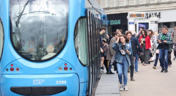 04.06.2024., Zagreb - Zbog radova na modernizaciji elektroenergetske mreze u Draskovicevoj i Jurišicevoj ulici, danas ce u periodima od 8.50 do 9.30 sati te od ocekivanih 12.50 do 13.30 sati, biti obustavljen tramvajski promet Jurisicevom, Draskovicevom sjeverno od Ulice kneza Mislava, Vlaskom, Ulicom Franje Rackog te Ribnjakom, Medvescakom i Ksaverskom cestom do Mihaljevca. Tramvajske linije 1, 4, 8, 11, 12, 14 i 17 prometovat ce djelomicno izmijenjenim trasama u oba smjera. Photo: Patrik Macek/PIXSELL