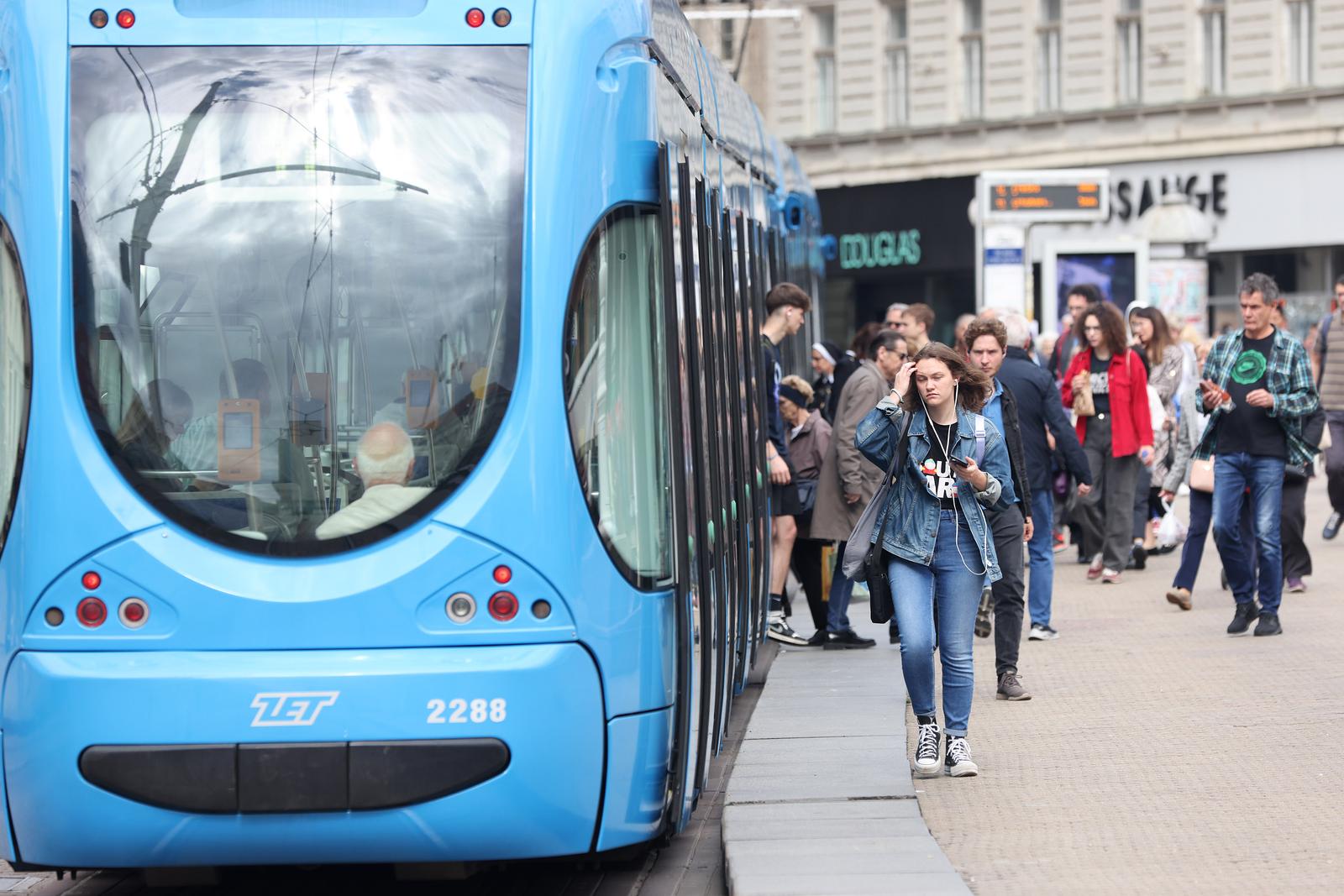 04.06.2024., Zagreb - Zbog radova na modernizaciji elektroenergetske mreze u Draskovicevoj i Jurišicevoj ulici, danas ce u periodima od 8.50 do 9.30 sati te od ocekivanih 12.50 do 13.30 sati, biti obustavljen tramvajski promet Jurisicevom, Draskovicevom sjeverno od Ulice kneza Mislava, Vlaskom, Ulicom Franje Rackog te Ribnjakom, Medvescakom i Ksaverskom cestom do Mihaljevca. Tramvajske linije 1, 4, 8, 11, 12, 14 i 17 prometovat ce djelomicno izmijenjenim trasama u oba smjera. Photo: Patrik Macek/PIXSELL