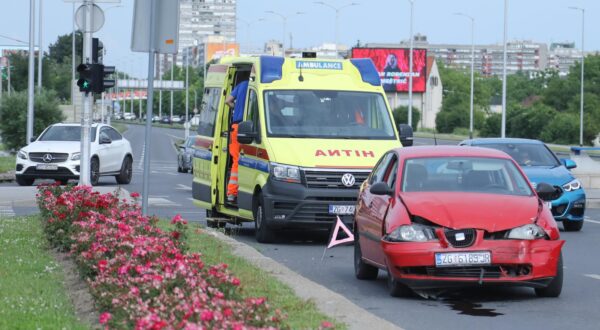 19.05.2024., Zagreb - Na krizanju Slavonske avenije i Avenije Veceslava Holjevca doslo je do sudara dva automobila, zbog cega je i semafor na krizanju razbijen. Jednoj osobi je pruzena pomoc Hitne pomoci. U tijeku je policijski ocevid. Photo: Luka Batelic/PIXSELL