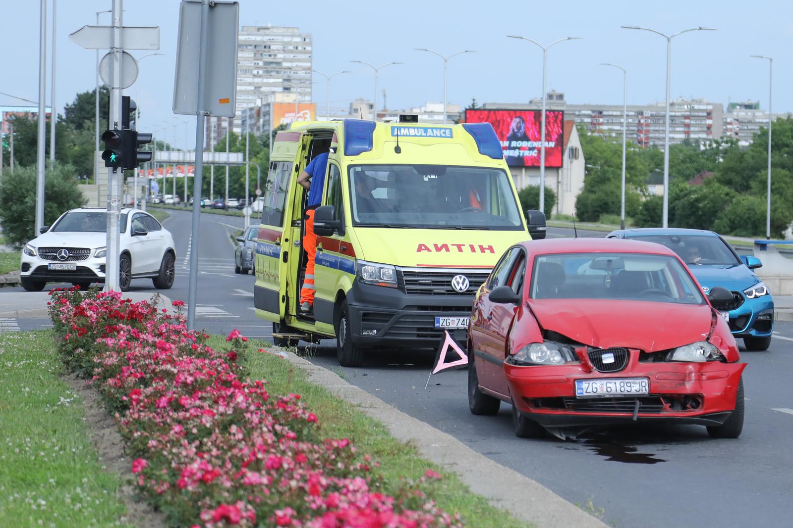 19.05.2024., Zagreb - Na krizanju Slavonske avenije i Avenije Veceslava Holjevca doslo je do sudara dva automobila, zbog cega je i semafor na krizanju razbijen. Jednoj osobi je pruzena pomoc Hitne pomoci. U tijeku je policijski ocevid. Photo: Luka Batelic/PIXSELL