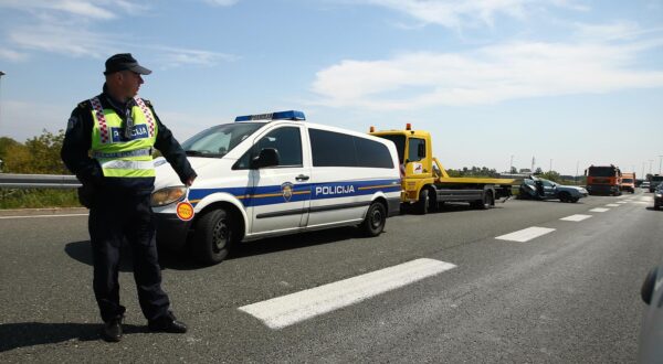 22.04.2017., Zagreb - Dvije osobe ozlijedjene su u sudaru dva automobila na zagrebackoj obilaznici. Automobili su se sudarili kod cvora Lucko nesto prije 10 sati, a ozlijedjeni su prevezeni u bolnicu. Kolona je od Luckog prema Bregani duga 7 kilometara. rPhoto: Zeljko Lukunic/PIXSELL
