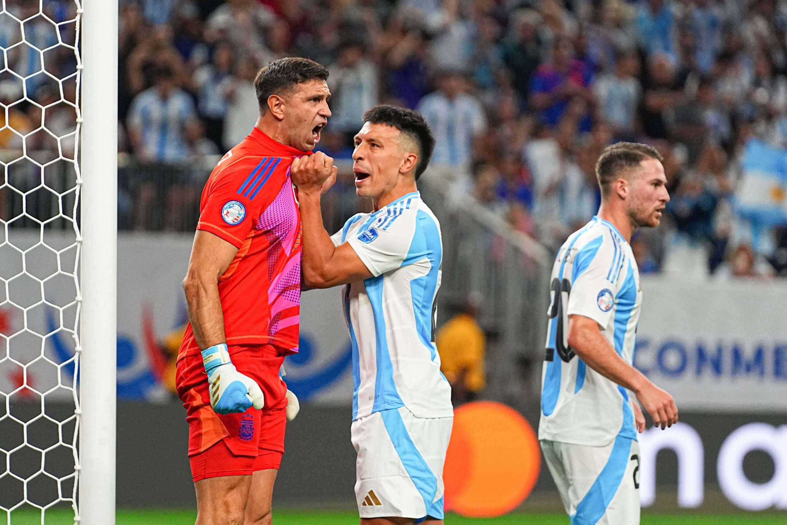 RECORD DATE NOT STATED Copa America USA 2024 Argentina vs Ecuador Quarterfinals Emiliano Martinez and Lisandro Martinez of Argentina during the CONMEBOL Copa America 2024 Quarterfinals match between Argentina and Ecuador, at NRG Stadium, on July 04, 2024 in Houston, Texas, Florida, United States. HOUSTON TEXAS UNITED STATES PUBLICATIONxNOTxINxMEXxCHNxRUS Copyright: xAdrianxMaciasx 20240704212448_CA_QF_2024_ARG_ECU_MARTINEZ185