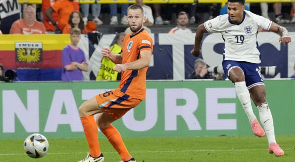 England's Ollie Watkins, right, scores his side's second goal during a semifinal match between the Netherlands and England at the Euro 2024 soccer tournament in Dortmund, Germany, Wednesday, July 10, 2024. (AP Photo/Martin Meissner)