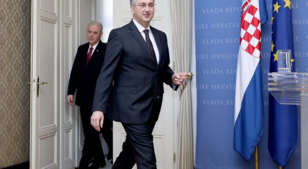 06.03.2017., Zagreb - Predsjednik Vlade Republike Hrvatske Andrej Plenkovic objavio je na izvandrednoj konferenciji za medije prosirenje istrage u slucaju dnevnice. Premijer Andrej Plenkovic i glavni drzavni odvjetnik Dinko Cvitan. Photo: Patrik Macek/PIXSELL
