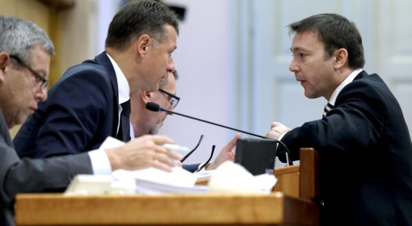 30.11.2017., Zagreb - Sabor je rad nastavio izjasnjavanjem o proracunu i amandmanima na proracun. Gordan jandrokovic, Arsen Bauk.rPhoto: Patrik Macek/PIXSELL