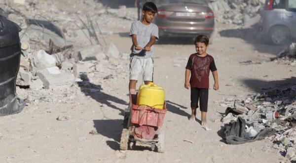 Palestinian people flee from the eastern areas of Khan Younis in southern Gaza Strip, on July 2, 2024. During the past 24 hours, the Israeli military killed 25 people and wounded 81 others, bringing the total Palestinian death toll in Gaza to 37,925 and injuries to 87,141 since the Palestinian-Israeli conflict broke out in early October 2023, the Gaza-based health authorities said in a statement on Tuesday.,Image: 886890011, License: Rights-managed, Restrictions: , Model Release: no, Credit line: Habboub Ramez/ABACA / Abaca Press / Profimedia