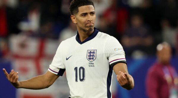 epa11416384 Jude Bellingham of England reacts after winning the UEFA EURO 2024 group C match between Serbia and England in Gelsenkirchen, Germany, 16 June 2024.  EPA/FRIEDEMANN VOGEL