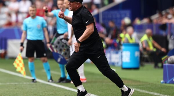 epa11425483 Head coach Matjaz Kek of Slovenia gestures from inside the pitch during the UEFA EURO 2024 Group C soccer match between Slovenia and Serbia, in Munich, Germany, 20June 2024.  EPA/ANNA SZILAGYI