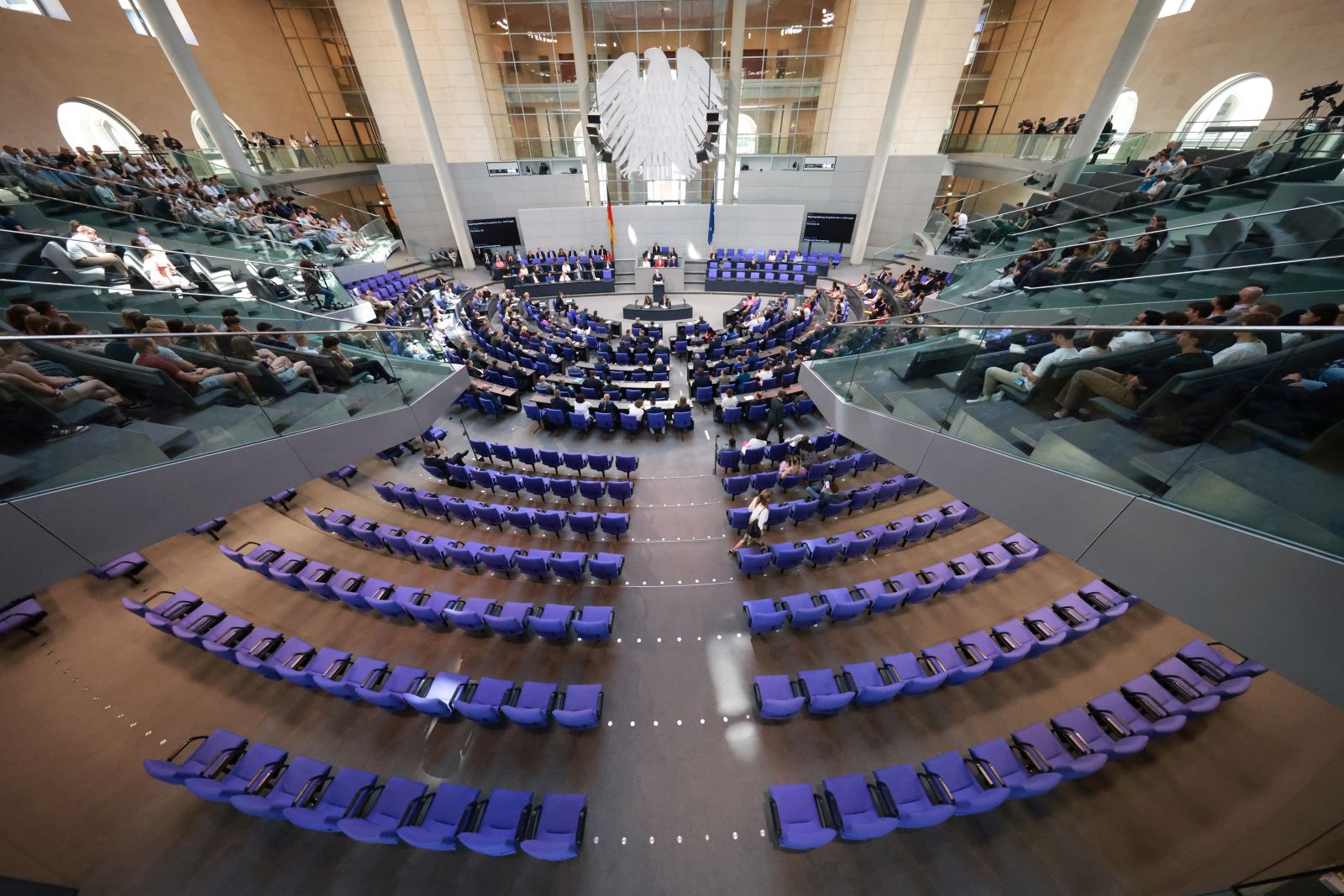 epa11438837 German Chancellor Olaf Scholz (C) speaks as he attends to deliver a government declaration at the German parliament 'Bundestag' in Berlin, Germany, 26 June 2024. German Chancellor Olaf Scholz gave government declaration on the European Council meeting taking place from 27 to 28 June 2024 in Brussels and on the upcoming NATO Summit in Washington D.C., taking place from 09 to 11 July 2024.  EPA/CLEMENS BILAN