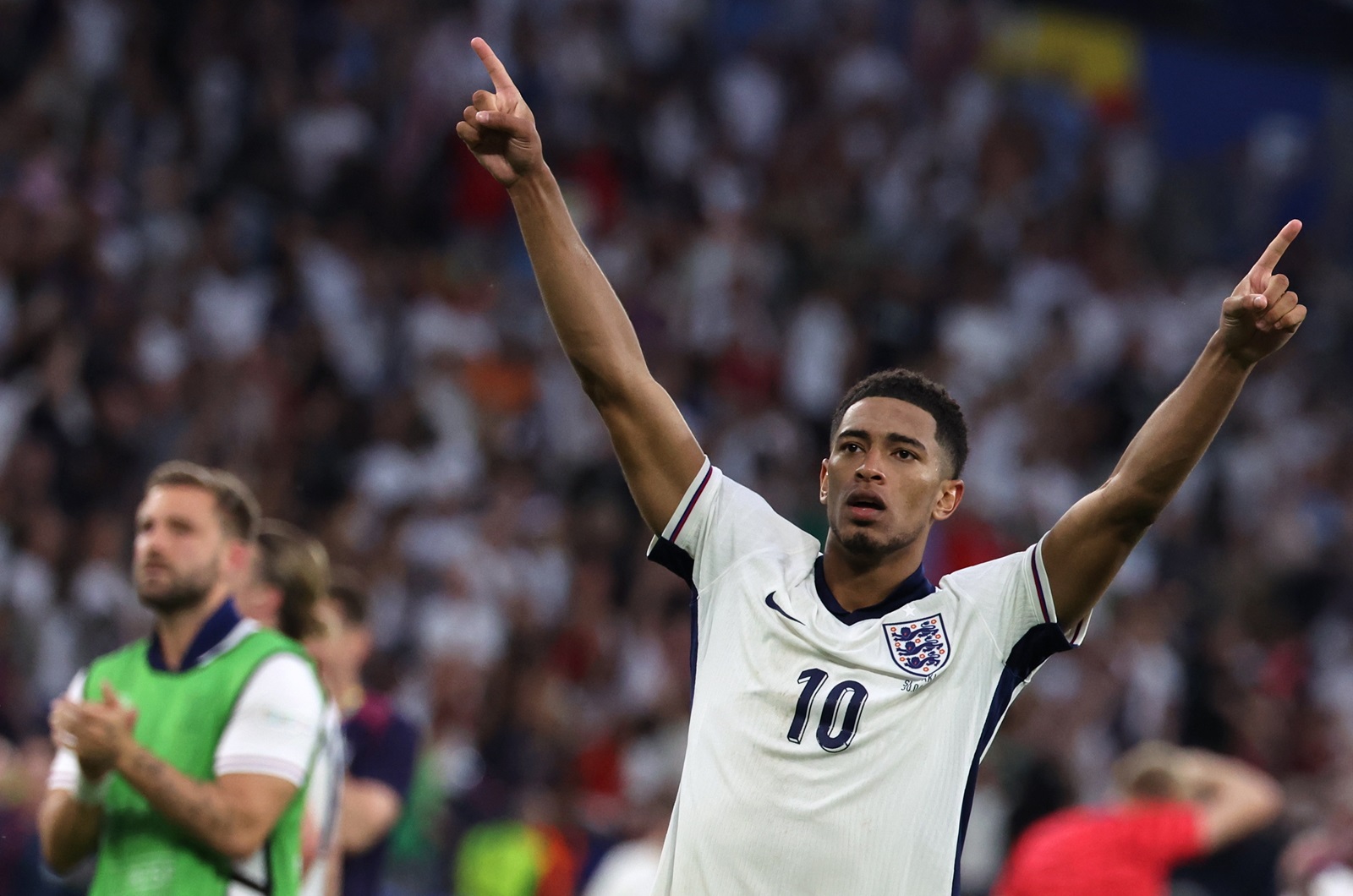 epa11448439 Jude Bellingham of England celebrates winning the UEFA EURO 2024 Round of 16 soccer match between England and Slovakia, in Gelsenkirchen, Germany, 30 June 2024.  EPA/ABEDIN TAHERKENAREH