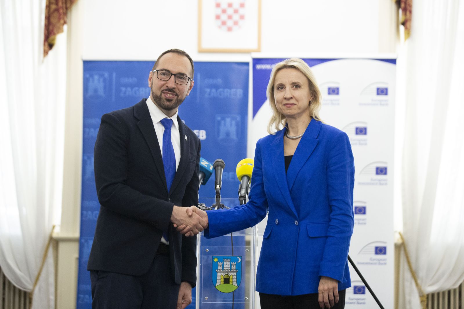 Zagereb, 01.07.2024. - Gradonačelnik Grada Zagreba Tomislav Tomašević i potpredsjednica Europske investicijske banke Teresa Czerwińska potpisali su Ugovor o zajmu s Europskom investicijskom bankom. Na fotografiji Tomislav Tomašević, Teresa Czerwińska.  foto HINA/ Daniel KASAP/ dk
