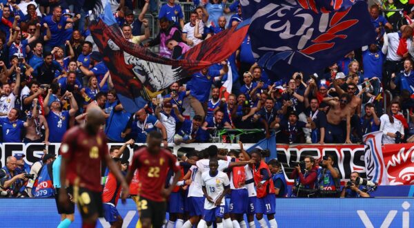 epa11450660 Players of France celebrate the 1-0 goal during the UEFA EURO 2024 Round of 16 soccer match between France and Belgium, in Dusseldorf, Germany, 01 July 2024.  EPA/FILIP SINGER