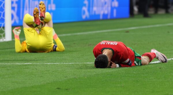 epa11451236 Portugal`s Cristiano Ronaldo (R) reacts during the UEFA EURO 2024 Round of 16 soccer match between Portugal and Slovenia, in Frankfurt Main, Germany, 01 July 2024.  EPA/MIGUEL A. LOPES