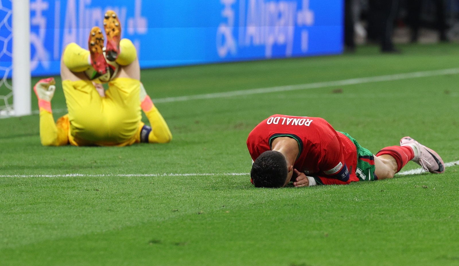 epa11451236 Portugal`s Cristiano Ronaldo (R) reacts during the UEFA EURO 2024 Round of 16 soccer match between Portugal and Slovenia, in Frankfurt Main, Germany, 01 July 2024.  EPA/MIGUEL A. LOPES