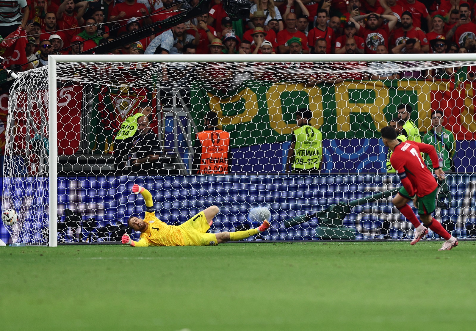 epa11451398 Cristiano Ronaldo of Portugal (R) scores  during the penalty shoot out during the UEFA EURO 2024 Round of 16 soccer match between Portugal and Slovenia, in Frankfurt Main, Germany, 01 July 2024.  EPA/ANNA SZILAGYI