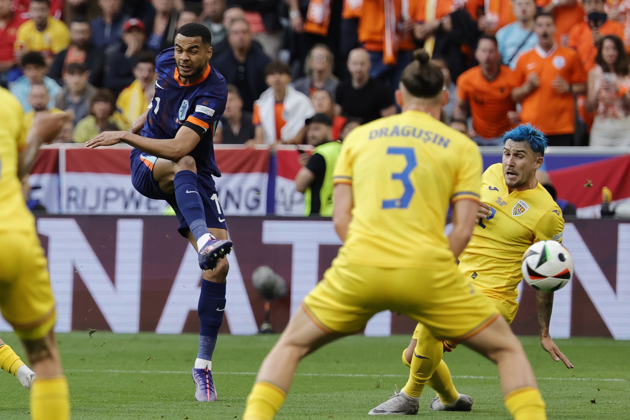 epa11452878 Cody Gakpo (L) of the Netherlands scores the 1-0 lead during the UEFA EURO 2024 Round of 16 soccer match between Romania and Netherlands, in Munich, Germany, 02 July 2024.  EPA/RONALD WITTEK