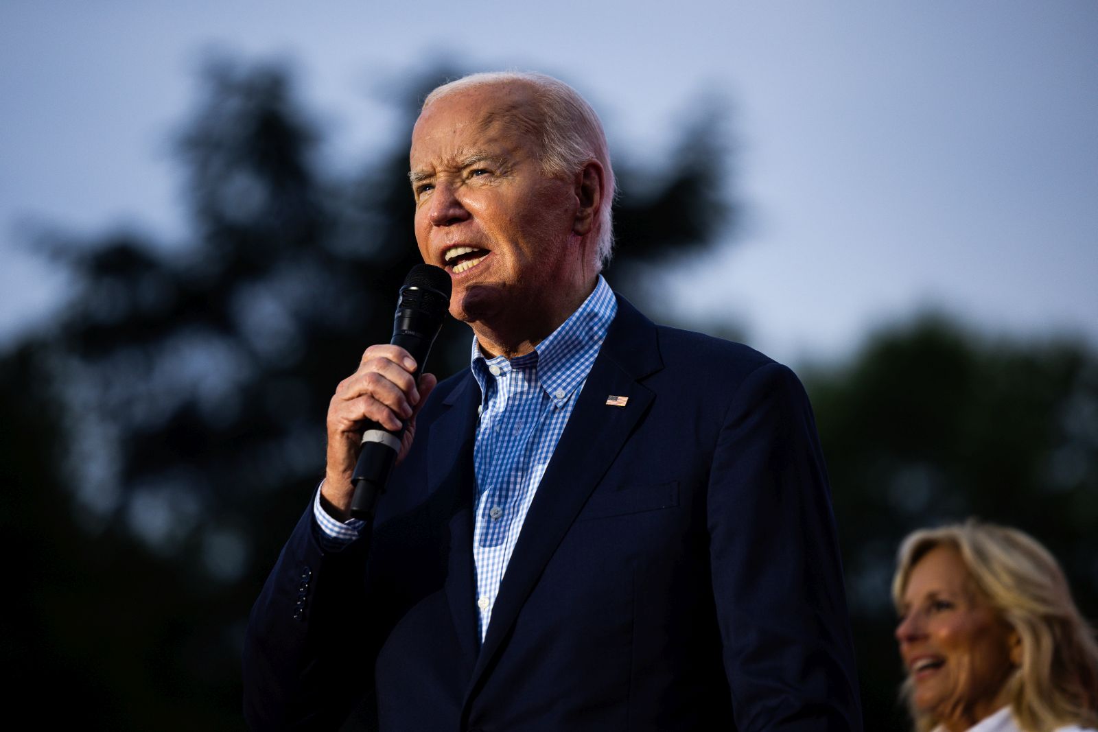 epa11458251 US President Joe Biden speaks during a Fourth of July celebration on the South Lawn of the White House in Washington, DC, USA, 04 July 2024. Biden's reelection campaign limped into the US Independence Day holiday, exhausted by a week of the incumbent clawing to maintain his hold on his party's nomination.  EPA/TIERNEY L. CROSS / POOL