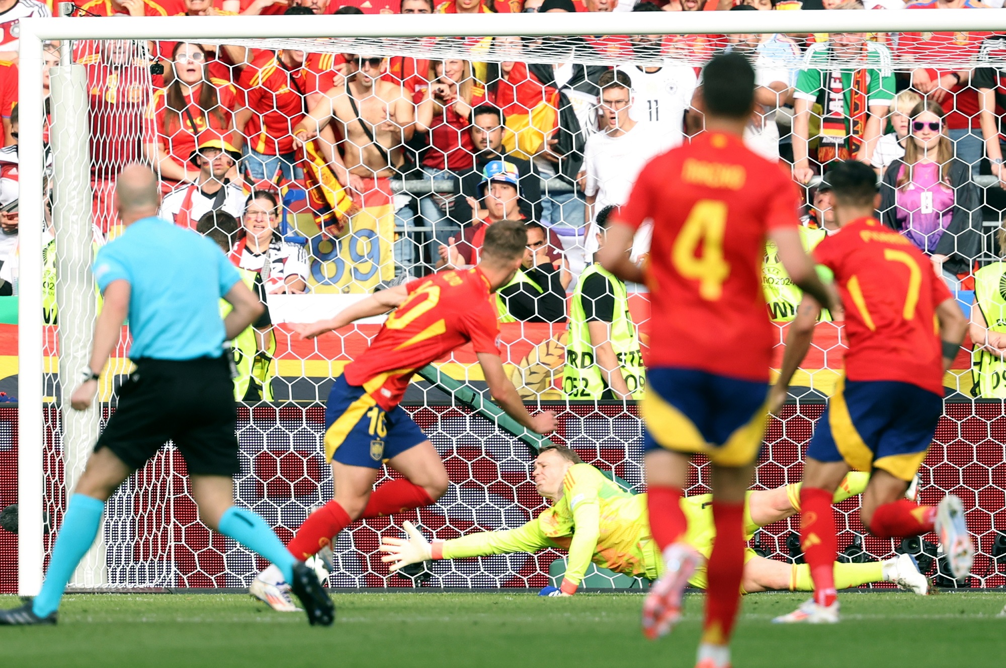 epa11460038 Daniel Olmo of Spain (C) scores the 1-0 during the UEFA EURO 2024 quarter-finals soccer match between Spain and Germany, in Stuttgart, Germany, 05 July 2024.  EPA/FRIEDEMANN VOGEL