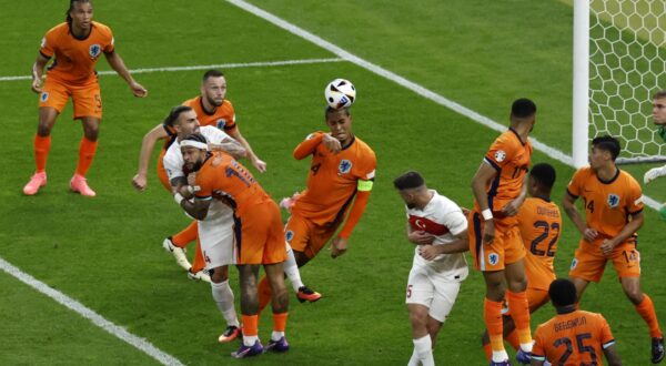 epa11463620 Virgil van Dijk of the Netherlands (C) in action during the UEFA EURO 2024 quarter-finals soccer match between Netherlands and Turkey, in Berlin, Germany, 06 July 2024.  EPA/ROBERT GHEMENT