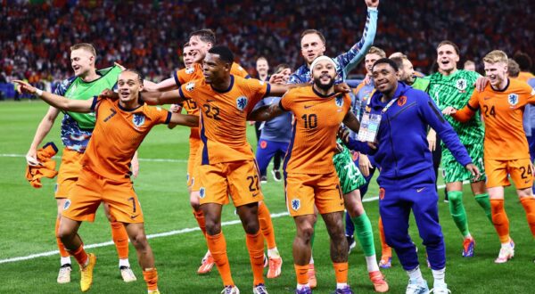epa11463997 Netherlands players celebrate with supporters after winning the UEFA EURO 2024 quarter-finals soccer match between Netherlands and Turkey, in Berlin, Germany, 06 July 2024.  EPA/FILIP SINGER