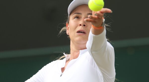 epa11464872 Donna Vekic of Croatia in action during her Women's Singles fourth round match against Paula Badosa of Spain at the Wimbledon Championships, Wimbledon, Britain, 07 July 2024.  EPA/TOLGA AKMEN    EDITORIAL USE ONLY