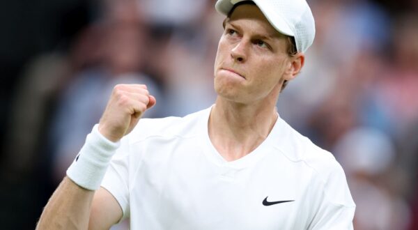 epa11455650 Jannik Sinner of Italy in action against Matteo Berrettini of Italy during the Mens Singles 2nd round match at the Wimbledon Championships, Wimbledon, Britain, 03 July 2024.  EPA/ADAM VAUGHAN  EDITORIAL USE ONLY