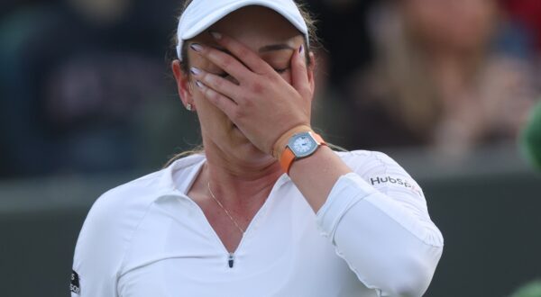 epa11465601 Donna Vekic of Croatia celebrates winning her Women's Singles fourth round match against Paula Badosa of Spain at the Wimbledon Championships, Wimbledon, Britain, 07 July 2024.  EPA/NEIL HALL  EDITORIAL USE ONLY