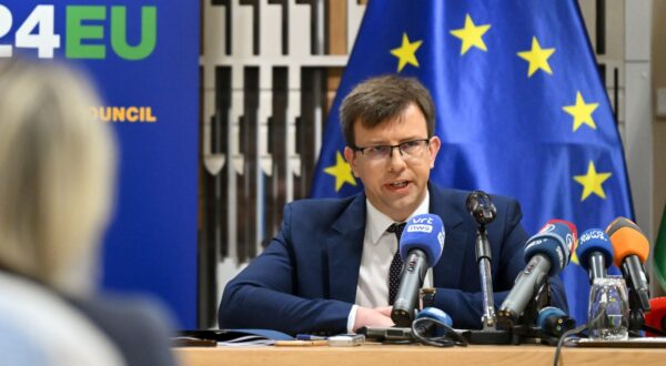 epa11470056 Hungarian minister for EU Affairs Janos Boka (L, background) speaks during a press conference in the building of the Permanent Representation of Hungary to the European Union in Brussels, Belgium, 10 July 2024. The minister stated that Hungary aims to improve the competitiveness of the European Union during the current Hungarian presidency of the Council of the EU.  EPA/Tamas Purger HUNGARY OUT