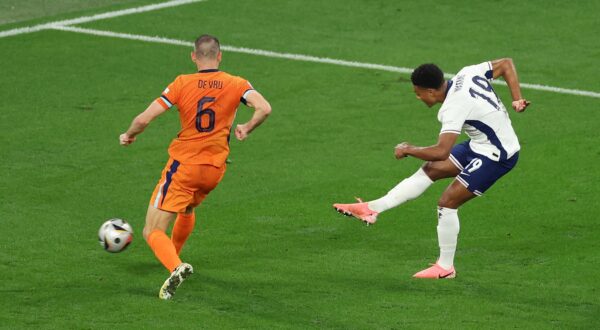 epa11471465 Oliver Watkins (R) of England scoring his team's second goal during the UEFA EURO 2024 semi-finals soccer match between Netherlands and England, in Dortmund, Germany, 10 July 2024.  EPA/GEORGI LICOVSKI