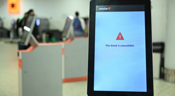 epa11488638 An unavailable self-service kiosk at the Jetstar domestic departures terminal at Melbourne Airport, Melbourne, Australia, 20 July 2024. Companies and institutions around the world have been affected on 19 July by a major computer outage in systems running Microsoft Windows linked to a faulty CrowdStrike cyber-security software update. According to CrowdStrike’s CEO, the issue has been identified, isolated and a fix has been deployed.  EPA/JAMES ROSS AUSTRALIA AND NEW ZEALAND OUT