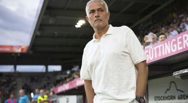 epa11493206 Fenerbahce's head coach Jose Mourinho waits for Lugano's head coach Mattia Croci-Torti prior to the UEFA Champions League qualifying second round first leg soccer match between FC Lugano and Fenerbahce Istanbul, in Thun, Switzerland, 23 July 2024.  EPA/PETER KLAUNZER
