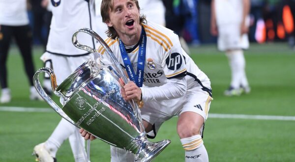 Fußball Champions League Finale Borussia Dortmund - Real Madrid am 01.06.2024 im Wembley-Stadion in London Luka Modric  Madrid  mit dem Champions League-Pokal *** Soccer Champions League Final Borussia Dortmund Real Madrid on 01 06 2024 at Wembley Stadium in London Luka Modric Madrid with the Champions League trophy xRx,Image: 884106344, License: Rights-managed, Restrictions: Credit images as "Profimedia/ IMAGO", Model Release: no, Credit line: Revierfoto / imago sportfotodienst / Profimedia