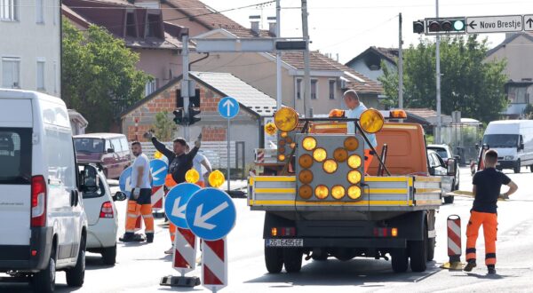 01.07.2024., Zagreb - Danas su poceli radovi na asfaltiranju juzne kolne trake Zagrebacke ceste od ulice Dubrava do Ulice Ljudevita Posavskog. Otezan promet ocekuje se na ovoj dionici sve do 31. srpnja. Photo: Patrik Macek/PIXSELL